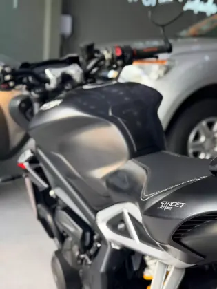 TRIUMPH STREET TRIPLE 765 RS