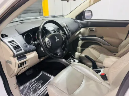 MITSUBISHI OUTLANDER 3.0 4X4 V6 24V GASOLINA 4P AUTOMÁTICO