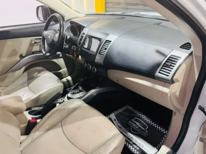 MITSUBISHI OUTLANDER 3.0 4X4 V6 24V GASOLINA 4P AUTOMÁTICO