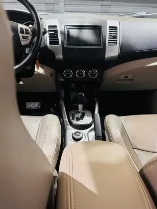 MITSUBISHI OUTLANDER 3.0 4X4 V6 24V GASOLINA 4P AUTOMÁTICO