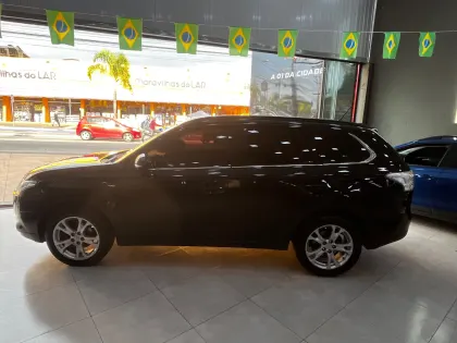MITSUBISHI OUTLANDER 3.0 GT 4X4 V6 24V GASOLINA 4P AUTOMÁTICO